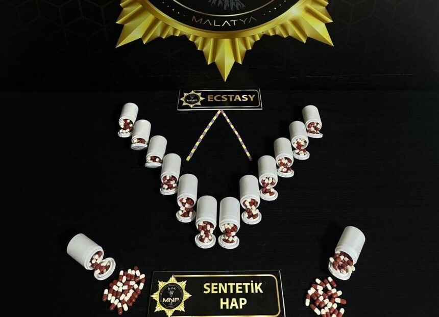 Malatya’da sokak satıcılarına yönelik operasyonda 780 sentetik ecza ve 30 ecstasy hap yakalandı. 1 kişi gözaltında. Malatya’da sokak satıcılarına yönelik operasyonda 780 sentetik ecza ve 30 ecstasy hap yakalandı. 1 kişi gözaltında.