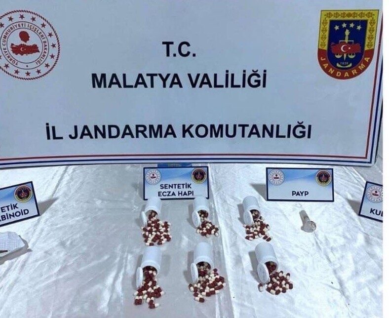 Malatya’da uyuşturucu operasyonu: 8 kişi gözaltına alındı, binlerce hap ile esrar ele geçirildi. Malatya’da uyuşturucu operasyonu: 8 kişi gözaltına alındı, binlerce hap ile esrar ele geçirildi.