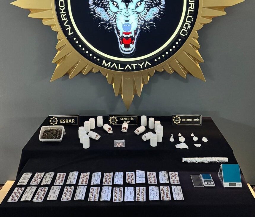 Malatya’da düzenlenen uyuşturucu operasyonunda 14 kişiden 13’ü tutuklandı. Malatya’da düzenlenen uyuşturucu operasyonunda 14 kişiden 13’ü tutuklandı.