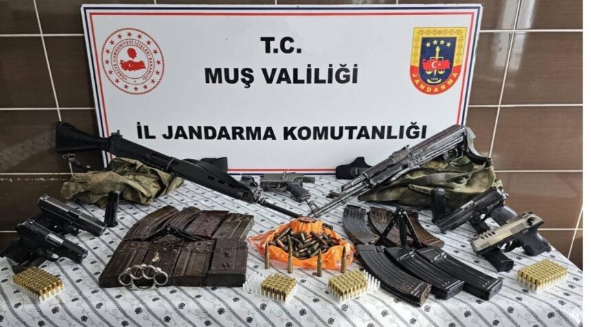 Muş’un Malazgirt ilçesinde jandarma operasyonunda ruhsatsız silahlar ve mühimmat ele geçirildi, 4 kişi gözaltına alındı. Muş’un Malazgirt ilçesinde jandarma operasyonunda ruhsatsız silahlar ve mühimmat ele geçirildi, 4 kişi gözaltına alındı.