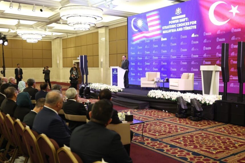 Malezya Başbakanı İbrahim: “Ülkeler arasındaki farklılıklar iletişimi sona erdirmemeli” Malezya Başbakanı İbrahim: “Ülkeler arasındaki farklılıklar iletişimi sona erdirmemeli”