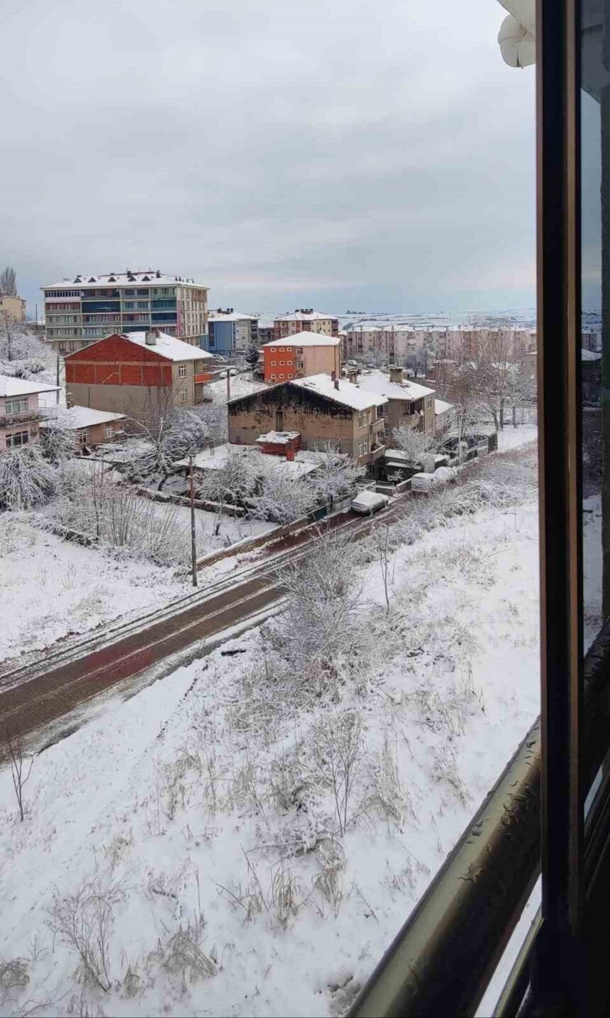 Malkara’da yoğun kar yağışı, ilçeyi beyaz örtüyle kaplayarak kartpostallık görüntüler oluşturdu. Malkara’da yoğun kar yağışı, ilçeyi beyaz örtüyle kaplayarak kartpostallık görüntüler oluşturdu.