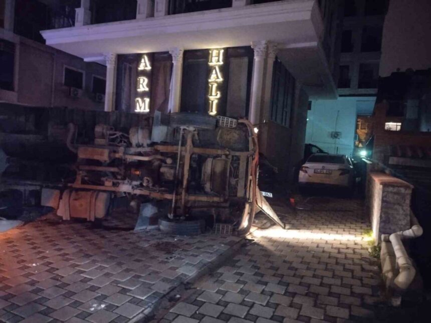 Maltepe’de taksiyle çarpışan kamyonet, Tugay Yolu Caddesi’nde devrilerek park halindeki araca hasar verdi. Maltepe’de taksiyle çarpışan kamyonet, Tugay Yolu Caddesi’nde devrilerek park halindeki araca hasar verdi.