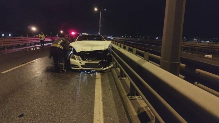 Manavgat’ta üç araçla meydana gelen zincirleme kazada 3 kişi yaralandı. Manavgat’ta üç araçla meydana gelen zincirleme kazada 3 kişi yaralandı.