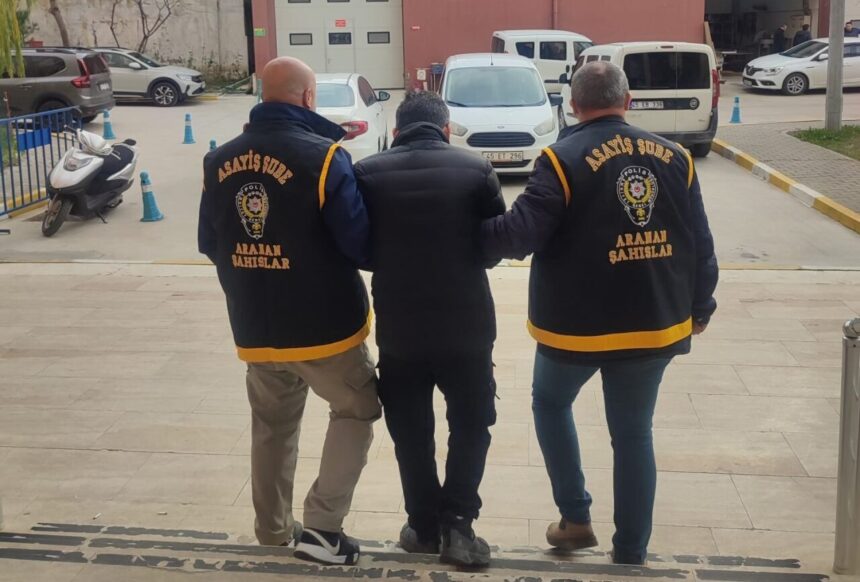 Hakkında 7 yakalama emri bulunan firari, Manisa’da yakalanarak cezaevine gönderildi.