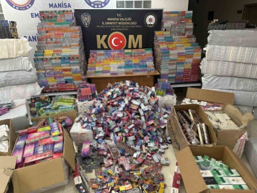 Manisa’da düzenlenen operasyonda 79 bin paket kaçak sigara ele geçirildi, 1 kişi tutuklandı. Manisa’da düzenlenen operasyonda 79 bin paket kaçak sigara ele geçirildi, 1 kişi tutuklandı.