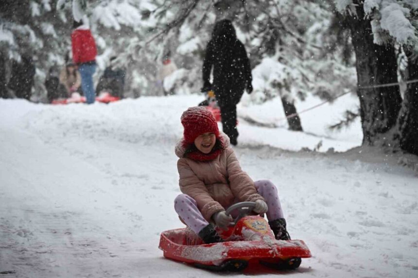 Demirci’de kar yağışı sonrası vatandaşlar kış eğlencesine doydu, yaylalar beyaza büründü. Demirci’de kar yağışı sonrası vatandaşlar kış eğlencesine doydu, yaylalar beyaza büründü.
