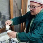 Yunusemre’deki Hakibaba Cami’nde Miraç Kandili’nde 80 kilo süt dağıtıldı. Tesbih namazı geleneği sürüyor.