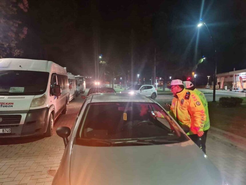 Manisa’da yılbaşı öncesi asayiş uygulamalarında 786 polis görev aldı, binlerce kişi ve araç denetlendi.