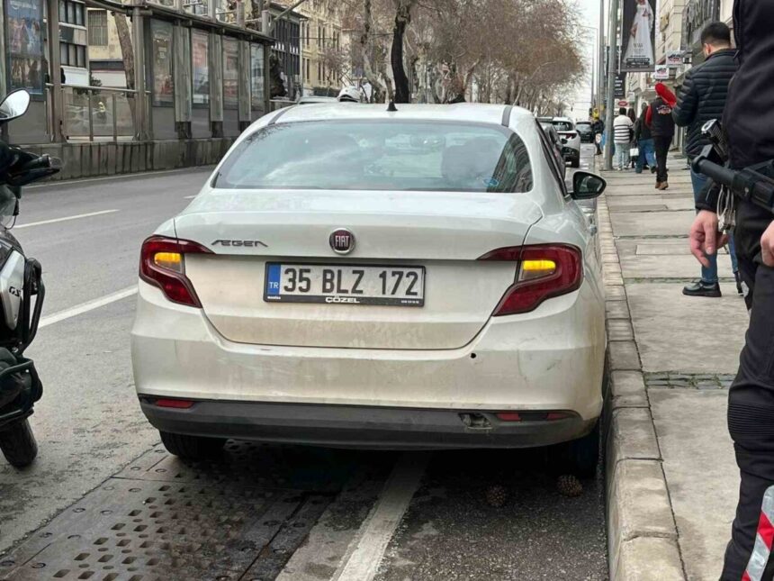 Manisa’da kuyumcudan çalınan altınları İzmir’de bozdurmaya çalışan şüpheli yakalandı. Manisa’da kuyumcudan çalınan altınları İzmir’de bozdurmaya çalışan şüpheli yakalandı.
