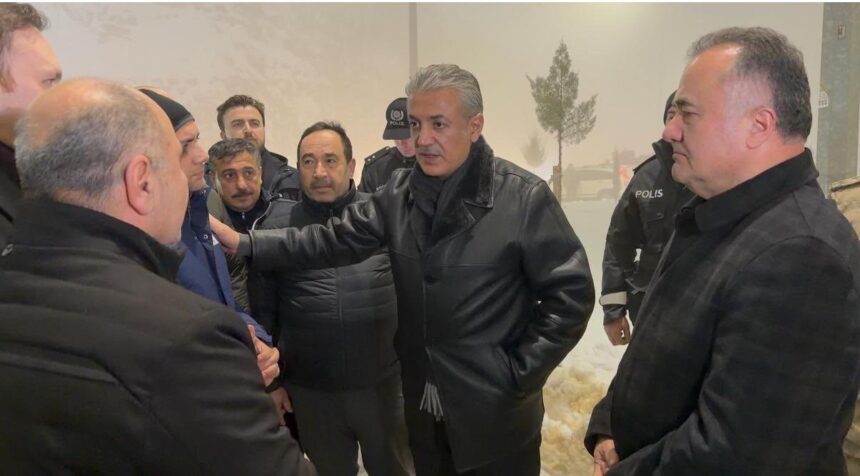 Mardin Valisi Tuncay Akkoyun, karla mücadele çalışmalarını yerinde denetledi.