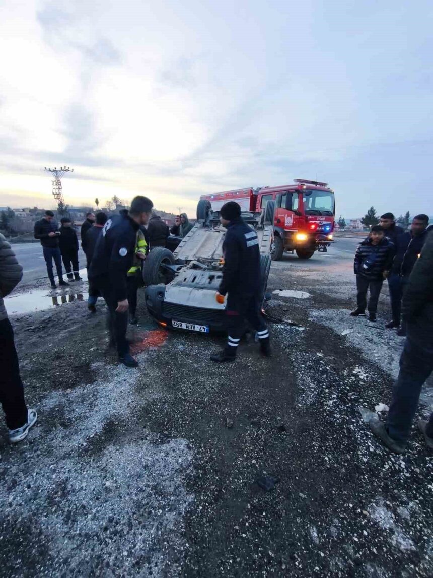 Mardin’de sürücüsünün kontrolünden çıkan cip, hafif ticari araca çarparak takla attı; sürücü yaralandı. Mardin’de sürücüsünün kontrolünden çıkan cip, hafif ticari araca çarparak takla attı; sürücü yaralandı.
