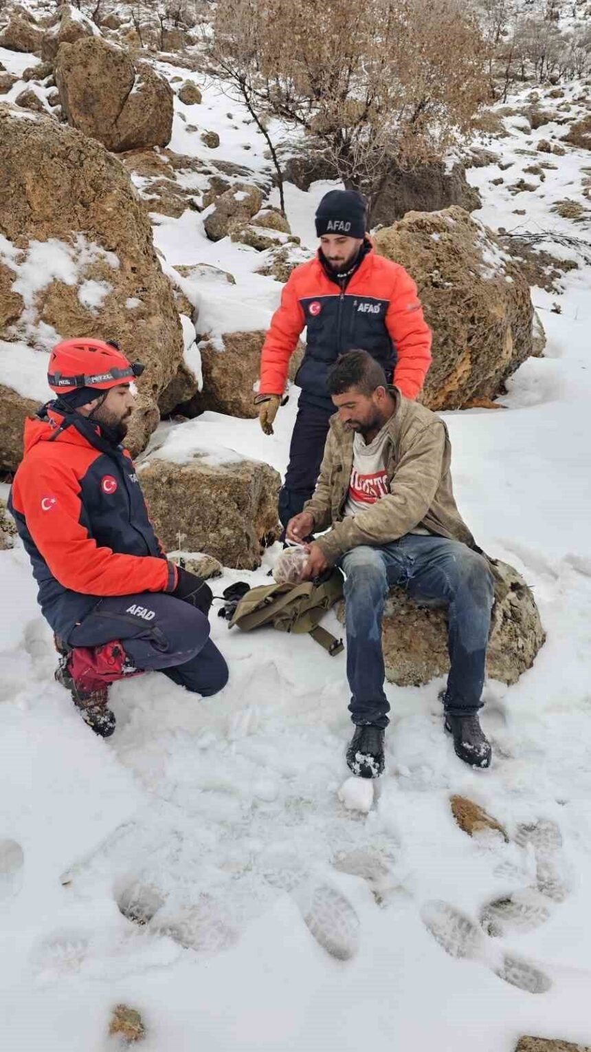 Midyat’ta çoban Orhan Ağırman, kar yağışı nedeniyle hayvanlarıyla mahsur kaldı, ekipler ulaşarak kurtardı.