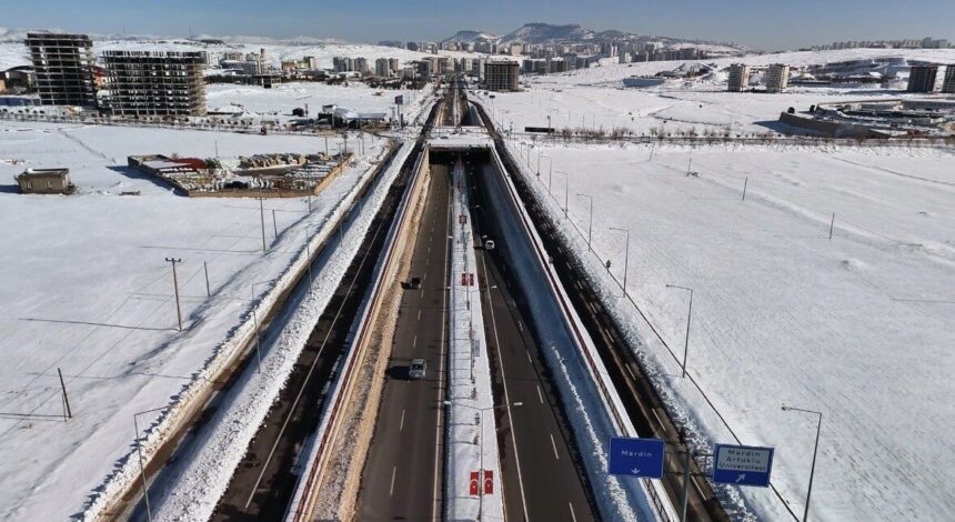 Mardin Belediyesi, yoğun kar yağışı sonrasında yol açma ve temizlik çalışmalarını sürdürüyor.