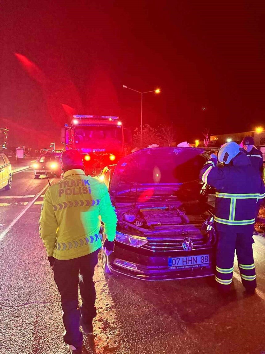 Kızıltepe’de seyir halindeki otomobil alev aldı, itfaiye ekipleri yangını söndürdü. Kızıltepe’de seyir halindeki otomobil alev aldı, itfaiye ekipleri yangını söndürdü.