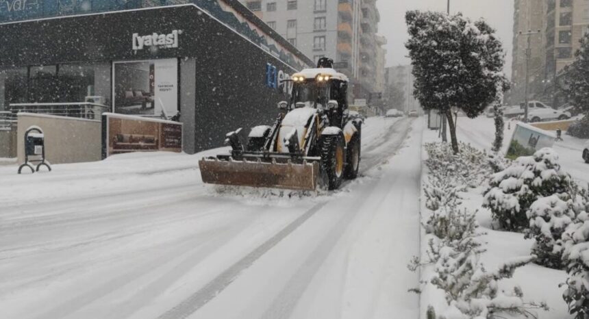 Mardin, son 10 yılın en fazla kar yağışıyla başa çıkıyor; eğitim 4 gün tatil edildi.