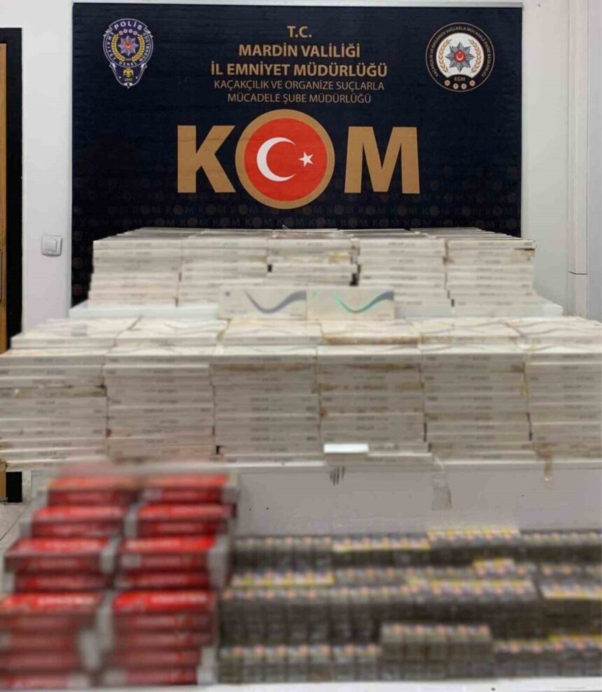 Kızıltepe’de durdurulan 2 tırda 7 bin 100 paket gümrük kaçağı sigara bulundu. Kızıltepe’de durdurulan 2 tırda 7 bin 100 paket gümrük kaçağı sigara bulundu.