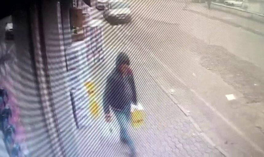 Hatay’da marketin önünde 2 bin TL değerinde sıvı yağı çalan kişinin anları güvenlik kamerasında kaydedildi. Hatay’da marketin önünde 2 bin TL değerinde sıvı yağı çalan kişinin anları güvenlik kamerasında kaydedildi.