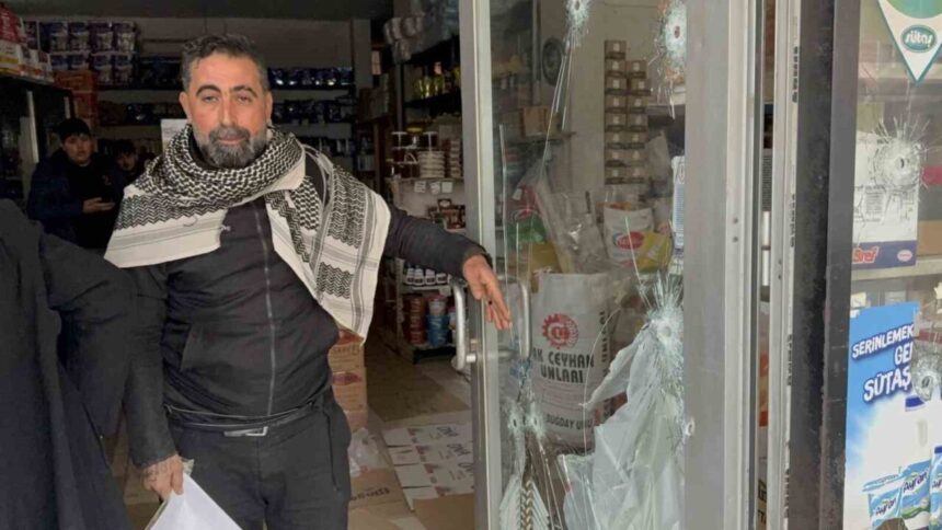 Adana’da haraç isteyen çeteden silahlı saldırı! Market sahibinin camında 10’dan fazla kurşun izi bulunuyor.