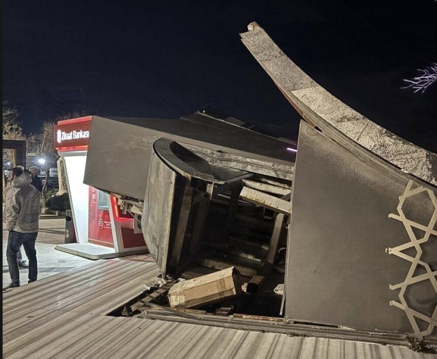 Marmara Adalar’da Şiddetli Lodos Nedeniyle Belediye Ekranı Devrildi, Yaralanma Yok