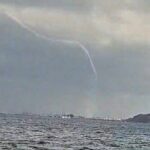 Marmaris’te fırtına sırasında denizde hortum oluştu ve vatandaşlar paniğe kapıldı.