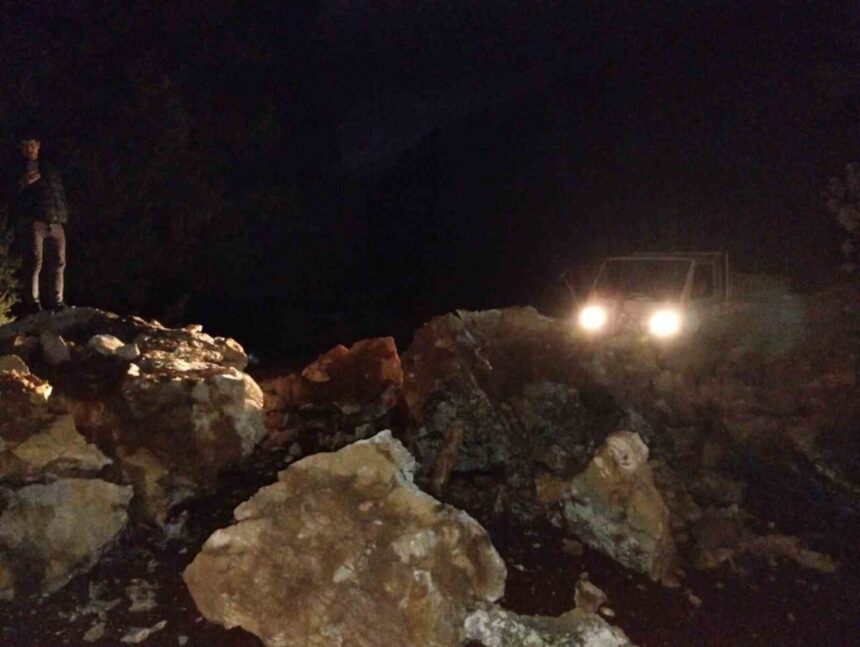 Marmaris’te sabah başlayan yağış heyelana neden oldu, dağ yolu ulaşıma kapandı.