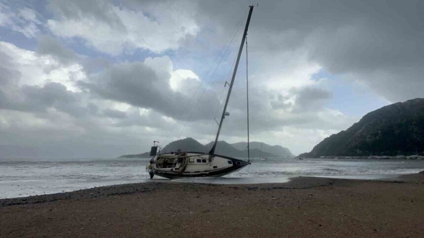 Marmaris’te sabah saatleri itibarıyla etkili olan şiddetli rüzgar ve sağanak yağış yaşamı olumsuz etkiledi. Marmaris’te sabah saatleri itibarıyla etkili olan şiddetli rüzgar ve sağanak yağış yaşamı olumsuz etkiledi.