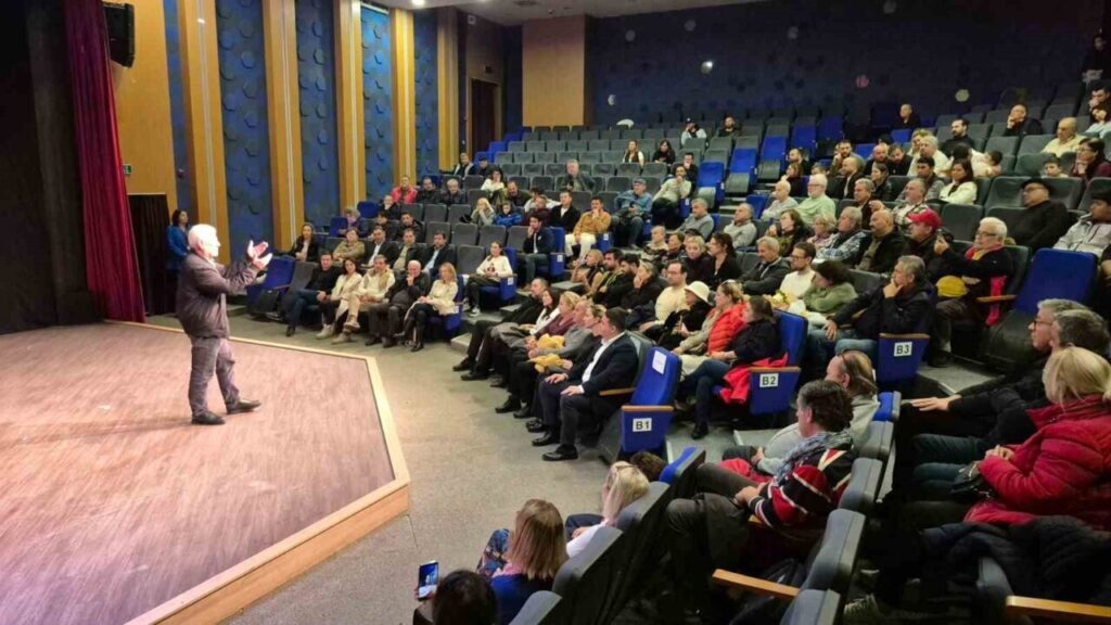 Bodrum’da “Mavi’nin İsimsiz Kahramanları” belgeselinin ilk gösterimi, ünlü oyuncunun katılımıyla yapıldı.
