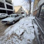 Mazıdağı’nda 15 gün önceki kar yağışının ardından kaldırımlar hâlâ temizlenmedi, vatandaşlar zor durumda kaldı.