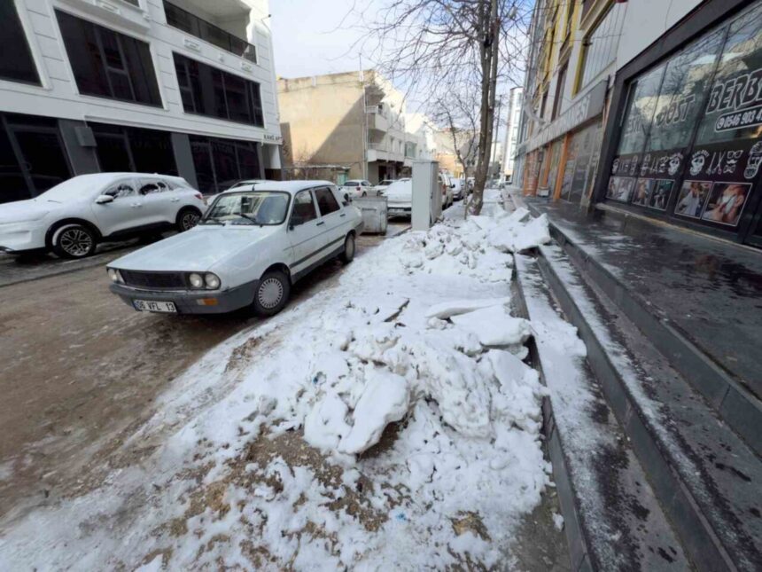 Mazıdağı’nda 15 gün önceki kar yağışının ardından kaldırımlar hâlâ temizlenmedi, vatandaşlar zor durumda kaldı. Mazıdağı’nda 15 gün önceki kar yağışının ardından kaldırımlar hâlâ temizlenmedi, vatandaşlar zor durumda kaldı.