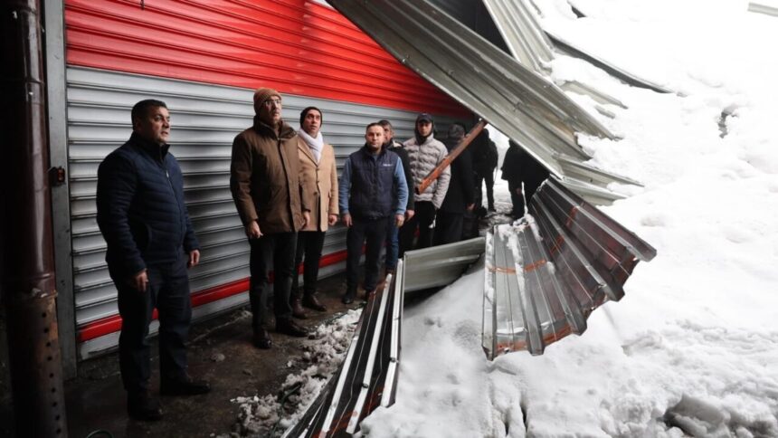 Eyyübiye Belediye Başkanı Kuş, yoğun kar sonrası zarar gören esnafı ziyaret etti.