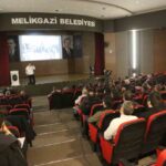 Melikgazi Belediyesi, Çanakkale Zaferi’nin 110. yılı için düzenlenen etkinlikte, Ahmet Nedim Kilci’nin sunumunu gerçekleştirdi.