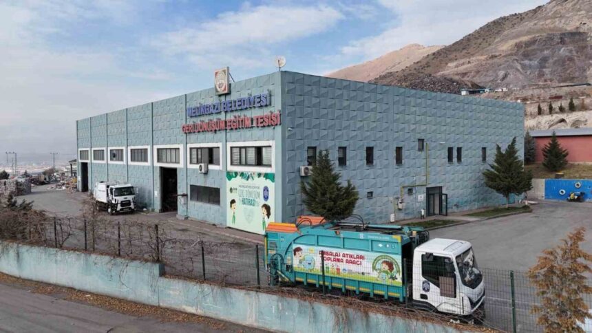 Melikgazi Belediyesi Geri Dönüşüm Tesisi, yılda 9000 ton atığı ekonomiye kazandırıyor.