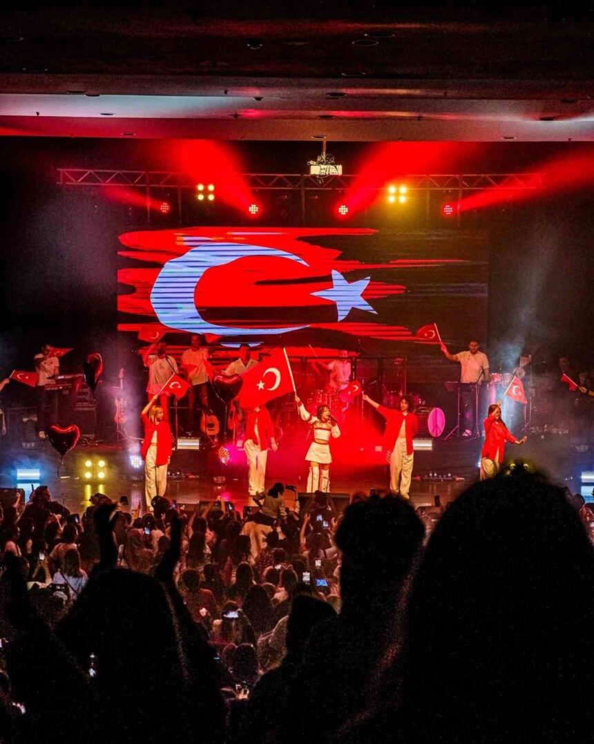 Melis Fis, 1 yıl içinde Türkiye’nin 81 ilinde konser vererek müzik tarihine adını yazdırdı. Melis Fis, 1 yıl içinde Türkiye’nin 81 ilinde konser vererek müzik tarihine adını yazdırdı.