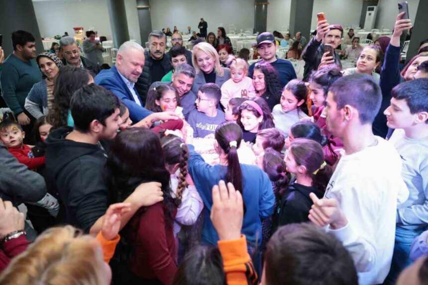 Menemen Belediyesi, özel çocuklar için karne etkinliği düzenledi ve başkan da onlara katıldı. Menemen Belediyesi, özel çocuklar için karne etkinliği düzenledi ve başkan da onlara katıldı.