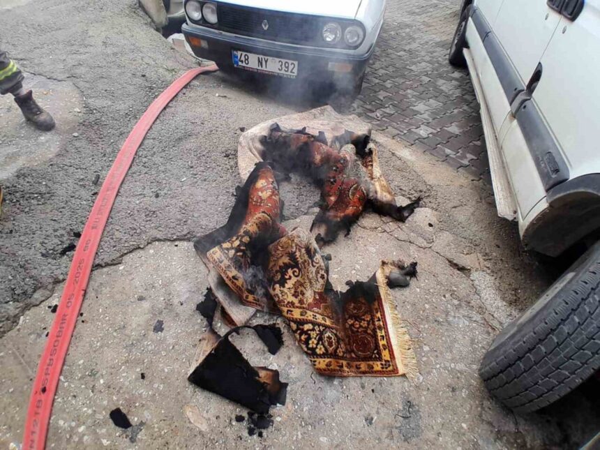 Menteşe’deki eski Muğla evinde çıkan yangın mahallede paniğe yol açtı.