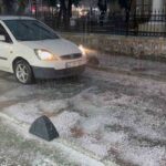 Menteşe ilçesinde etkini artıran sağanak ve dolu, yolları beyaza dönüştürdü. Trafik durdu.