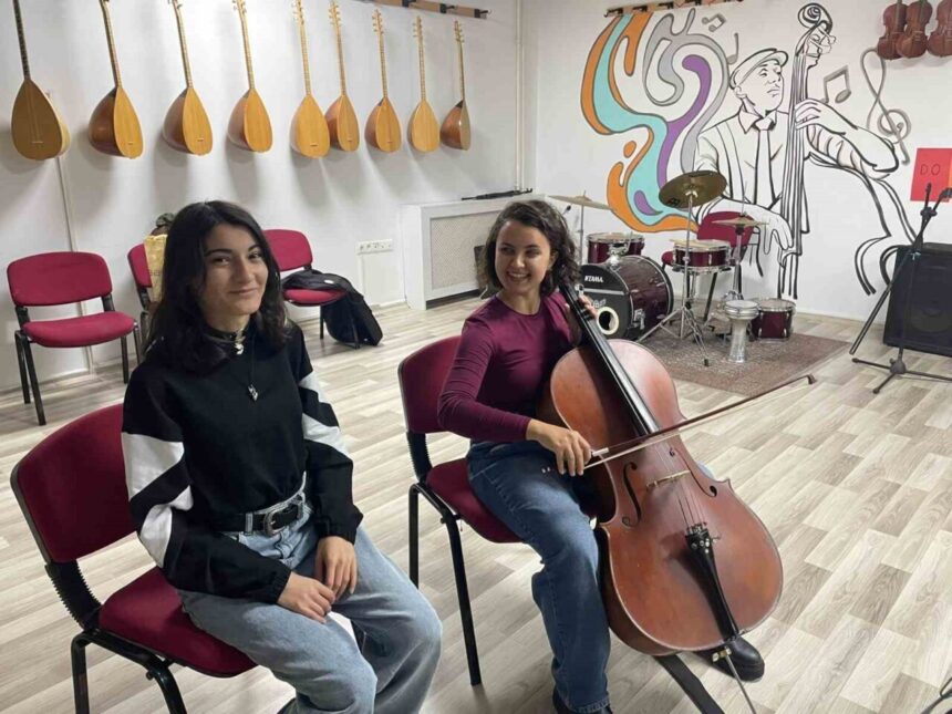 Menteşe’de Gençlik Merkezi, enstrüman kurslarıyla gençlerin sanatsal yeteneklerini geliştiriyor.