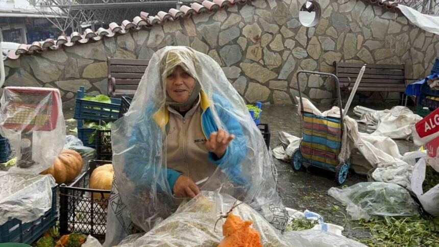 Menteşe’de fırtına ve sağanak yağış, Perşembe Pazarı’nda zorluklar yarattı. Menteşe’de fırtına ve sağanak yağış, Perşembe Pazarı’nda zorluklar yarattı.