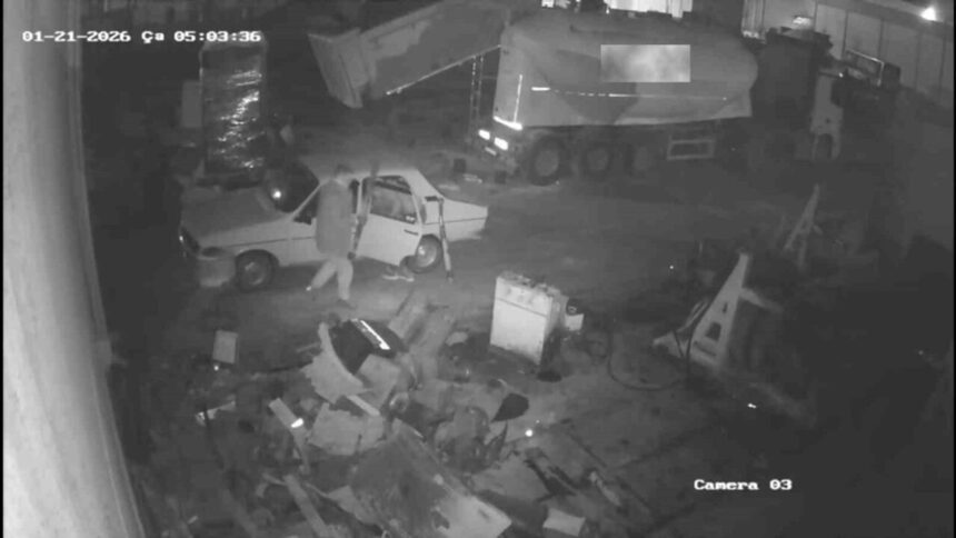 Menteşe’deki iş yerinden hurda çaldığı öne sürülen 2 kişi, Balıkesir’de jandarmaca yakalandı.