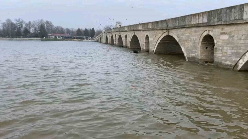 Bulgaristan’daki yağışlar, Edirne’deki Meriç ve Tunca nehirlerinin debisini yükseltti. Bulgaristan’daki yağışlar, Edirne’deki Meriç ve Tunca nehirlerinin debisini yükseltti.