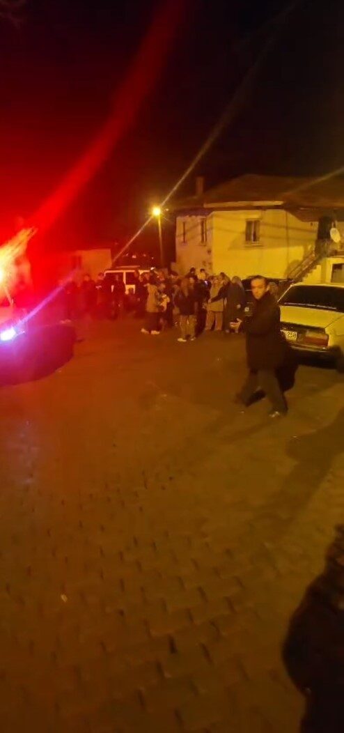 Sındırgı’da 5.1 büyüklüğündeki deprem sonrası Işıklar Mahallesi’nde tedirginlik sürüyor. Sındırgı’da 5.1 büyüklüğündeki deprem sonrası Işıklar Mahallesi’nde tedirginlik sürüyor.