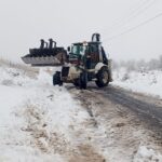 Mersin yüksek kesimlerinde kar yağışı sonrası Büyükşehir Belediyesi ekipleri yol temizleme çalışmaları başlattı.