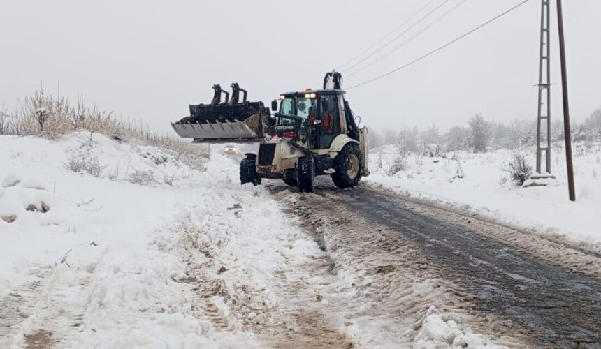 Mersin yüksek kesimlerinde kar yağışı sonrası Büyükşehir Belediyesi ekipleri yol temizleme çalışmaları başlattı. Mersin yüksek kesimlerinde kar yağışı sonrası Büyükşehir Belediyesi ekipleri yol temizleme çalışmaları başlattı.