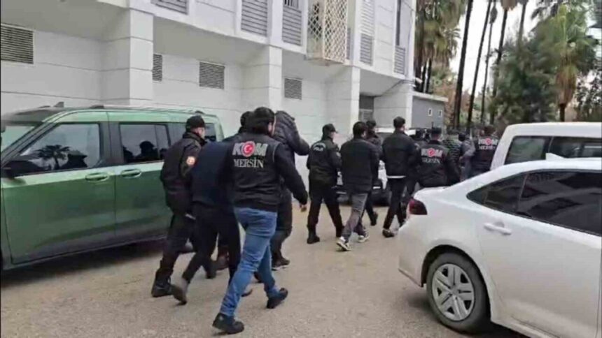 Mersin’de tefecilere yönelik operasyonda 12 şüpheli yakalandı; 117 milyon liralık haksız kazanç tespit edildi. Mersin’de tefecilere yönelik operasyonda 12 şüpheli yakalandı; 117 milyon liralık haksız kazanç tespit edildi.