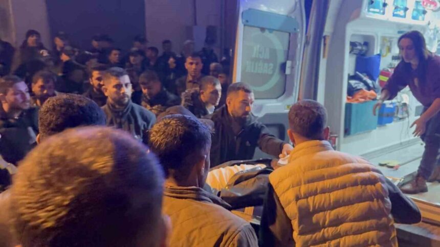 Mersin Valiliği, Tarsus’ta izinsiz gösteri sonrası meydana gelen silahlı olayda bir gencin öldüğünü açıkladı. Mersin Valiliği, Tarsus’ta izinsiz gösteri sonrası meydana gelen silahlı olayda bir gencin öldüğünü açıkladı.