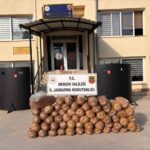 Mersin’de gerçekleştirilen operasyonda 335 kilogram kaçak tütün ele geçirildi, 2 kişi gözaltına alındı.