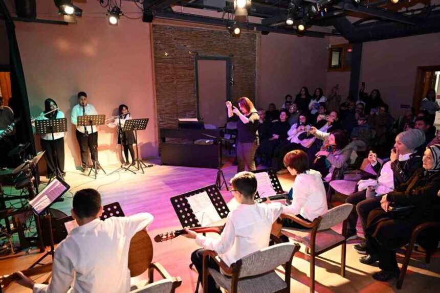 Mersin’de Çocuk Kampüsleri Öğrencilerinin Resim Sergisi ve Mini Konseri Düzenlendi Mersin’de Çocuk Kampüsleri Öğrencilerinin Resim Sergisi ve Mini Konseri Düzenlendi