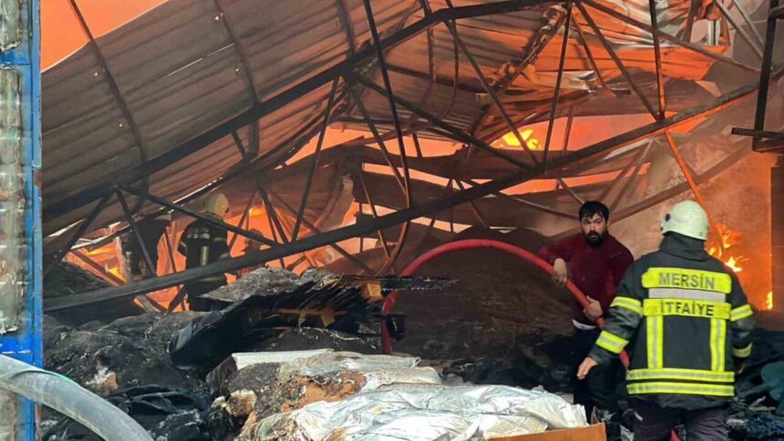 Mersin’deki geri dönüşüm tesisinde, plastik ham maddelerle dolu depoda yangın çıktı, ekipler müdahale ediyor. Mersin’deki geri dönüşüm tesisinde, plastik ham maddelerle dolu depoda yangın çıktı, ekipler müdahale ediyor.