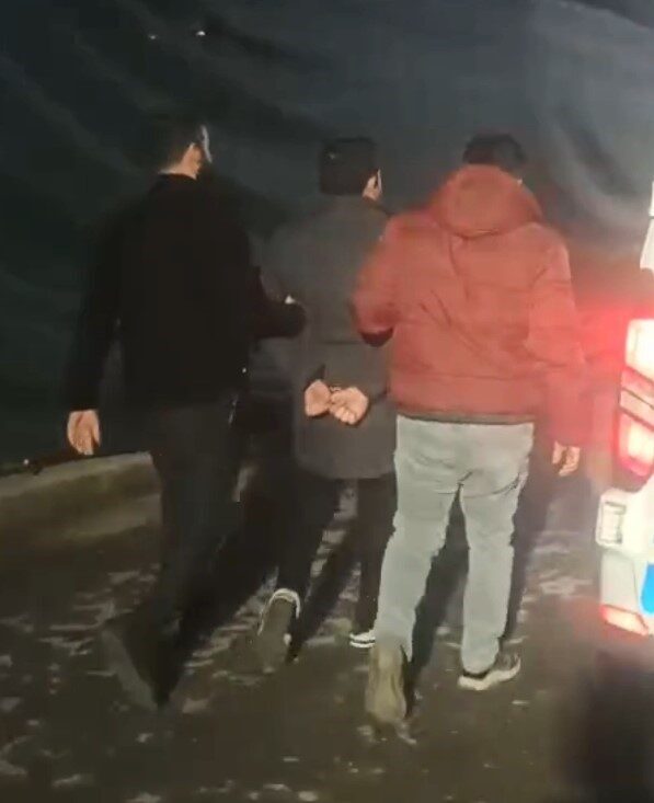 Mersin’de trafikte başka bir sürücüyü sopa ile tehdit eden kişi tutuklandı, 205 promil alkollü olduğu tespit edildi. Mersin’de trafikte başka bir sürücüyü sopa ile tehdit eden kişi tutuklandı, 205 promil alkollü olduğu tespit edildi.